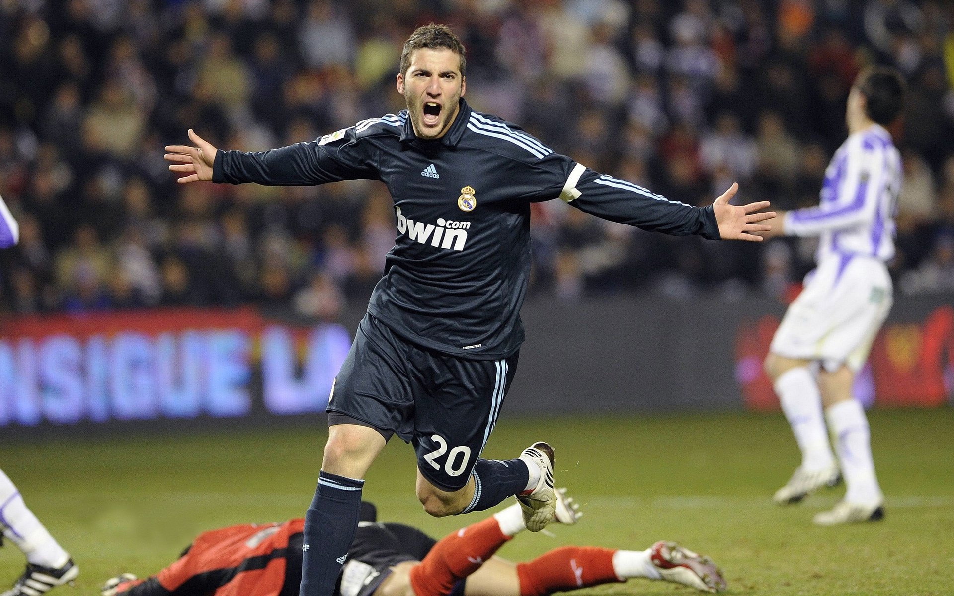 阿圭罗点燃赛场，比利时力克马赛，一场定义足球魅力的经典对决